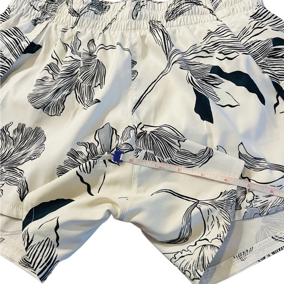 ATHLETA WOMEN’S WHITE & BLACK TROPICAL PATTERN ATHLETIC SHORTS SIZE SMALL - Picture 8 of 15